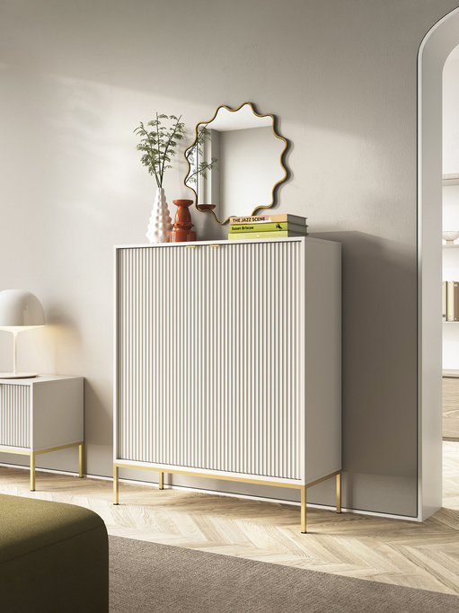 Pojemna komoda Kioto K104 w kolorze cashmere i złotymi nóżkami