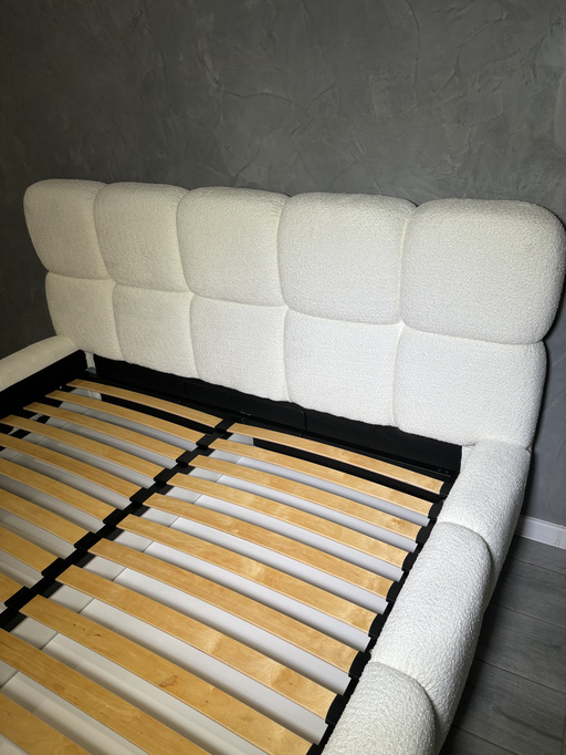 Łóżko tapicerowane Lux 200x200 z pojemnikiem na pościel bukla kolor ciemnoszary