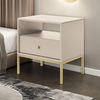 Stylowy stolik nocny Bari w kolorze beżowym i złotymi nóżkami
