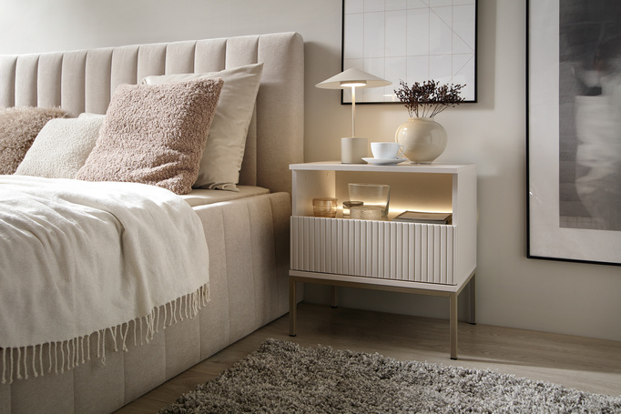 Stolik nocny Lagos z metalowymi nóżkami w kolorze Cashmere + LED