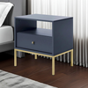 Stylowy stolik nocny Bari w kolorze granatowy i ze złotymi nóżkami