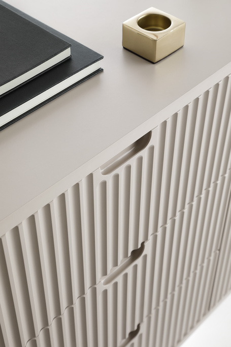 Wysoka komoda Porto dwudrzwiowa cashmere z ryflami zaokrąglona + złotymi nogami