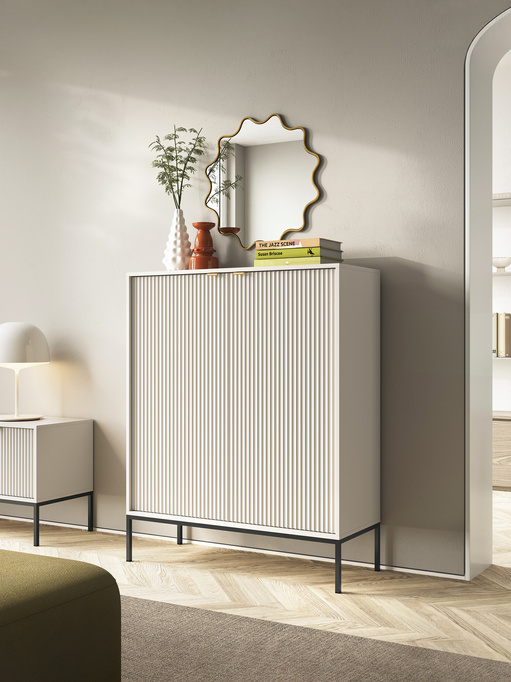Pojemna komoda Kioto K104 w kolorze cashmere + czarne nóżki