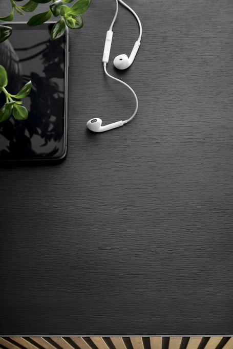 Komoda Lagos 154cm 2D3SZ z metalowymi nóżkami w kolorze Czarnym + LED