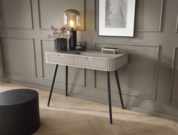 Toaletka Porto 103 cm z dwoma szufladą i ryflowanymi frontami w kolorze cashmere + złote nogi